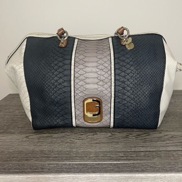 GUESS Satchel Handbag - Picture 11 of 11